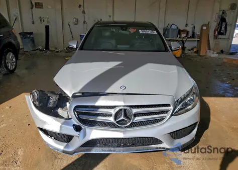 2016 Mercedes-Benz C 300 z USA, uszkodzony, nr VIN 55SWF4JB9GU166155
